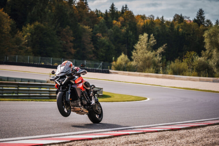 KTM-1390-Super-Duke-GT-2025-accion103