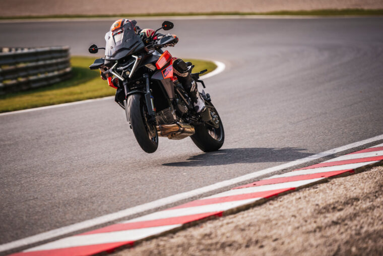 KTM-1390-Super-Duke-GT-2025-accion104
