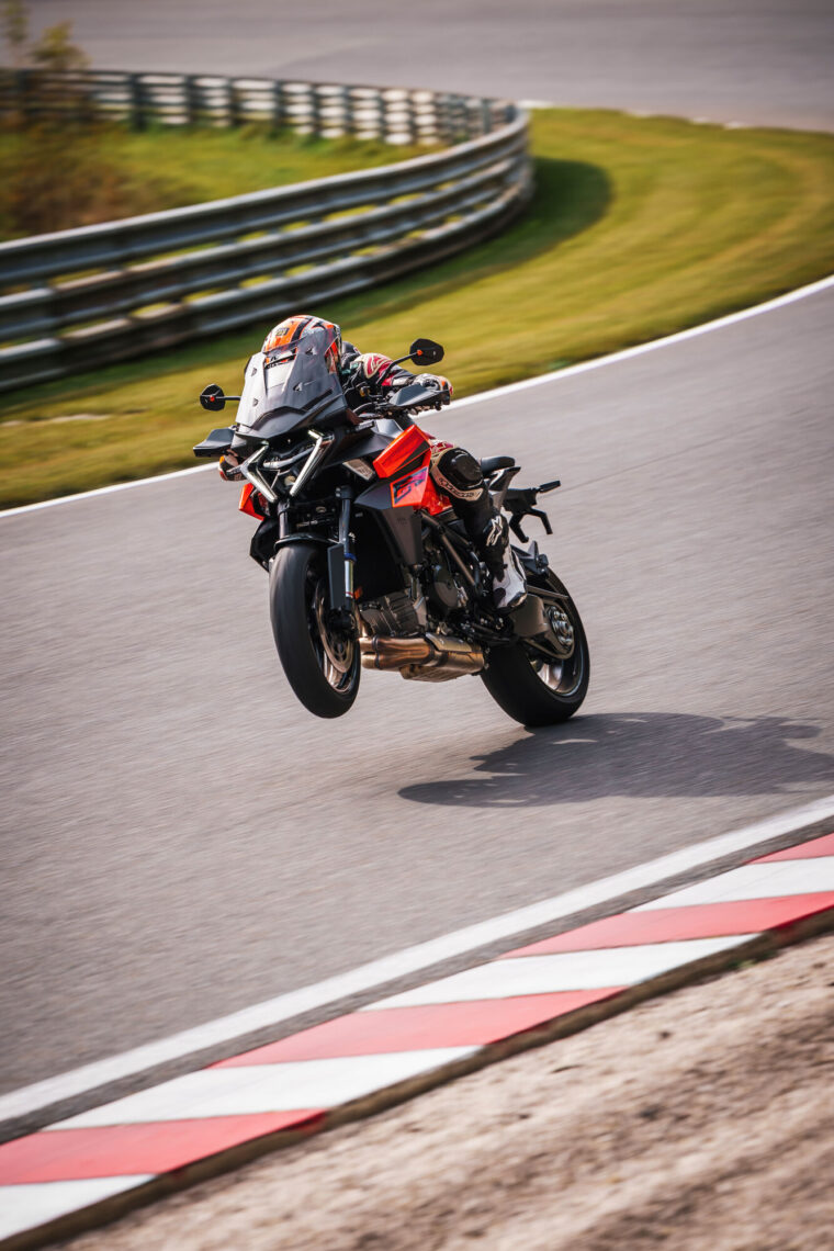 KTM-1390-Super-Duke-GT-2025-accion105