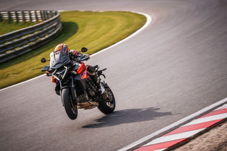 KTM-1390-Super-Duke-GT-2025-accion106