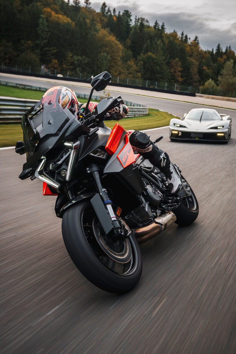 KTM-1390-Super-Duke-GT-2025-accion107