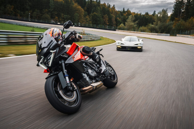 KTM-1390-Super-Duke-GT-2025-accion108