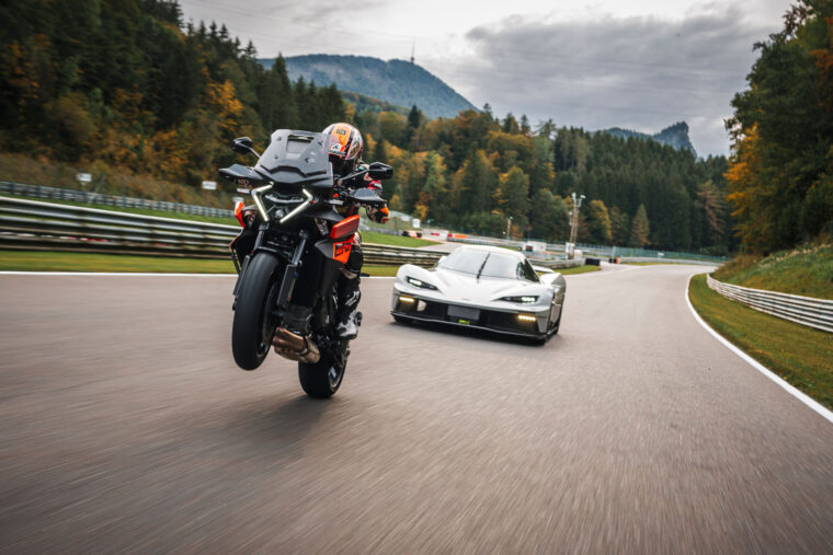 KTM-1390-Super-Duke-GT-2025-accion109