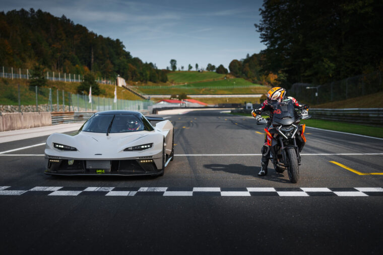 KTM-1390-Super-Duke-GT-2025-accion11