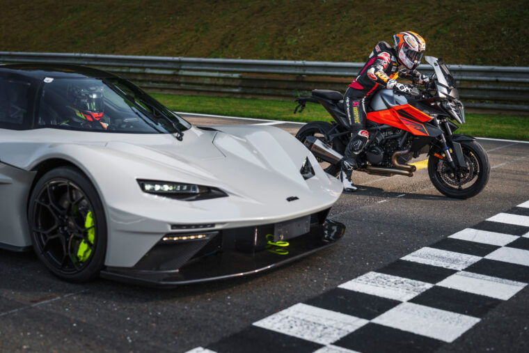 KTM-1390-Super-Duke-GT-2025-accion12