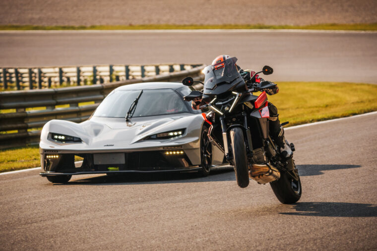 KTM-1390-Super-Duke-GT-2025-accion13