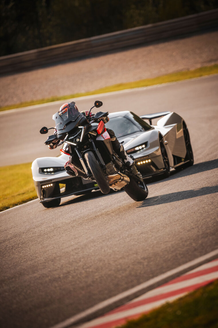 KTM-1390-Super-Duke-GT-2025-accion15