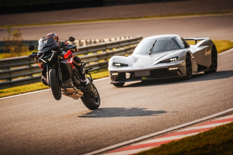 KTM-1390-Super-Duke-GT-2025-accion16