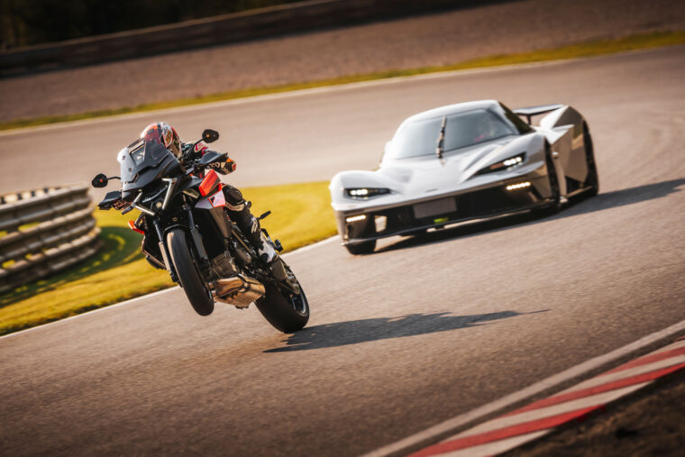 KTM-1390-Super-Duke-GT-2025-accion17