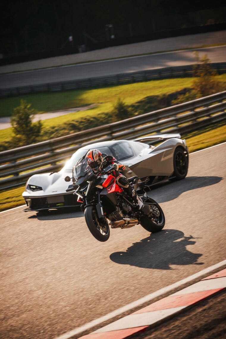 KTM-1390-Super-Duke-GT-2025-accion18