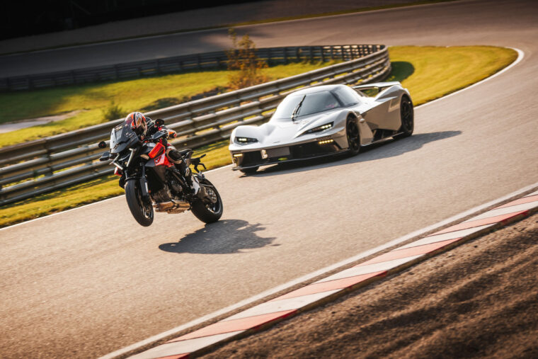 KTM-1390-Super-Duke-GT-2025-accion19