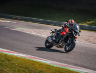KTM 1390 Super Duke GT 2025 accion2