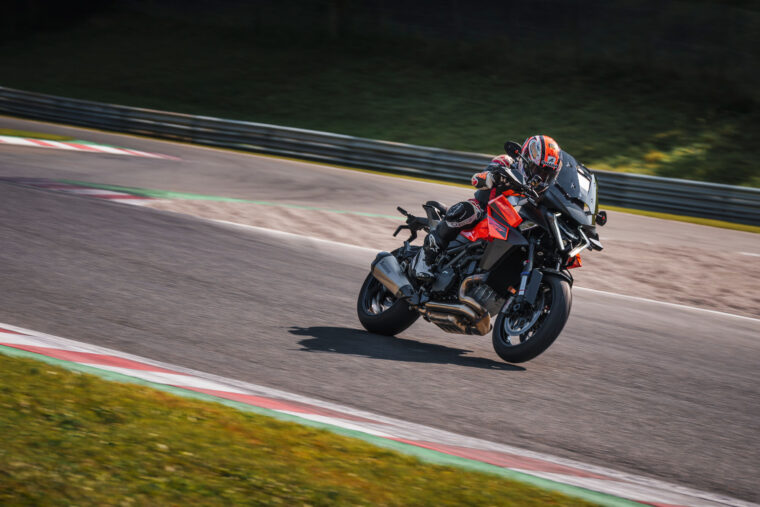 KTM-1390-Super-Duke-GT-2025-accion2