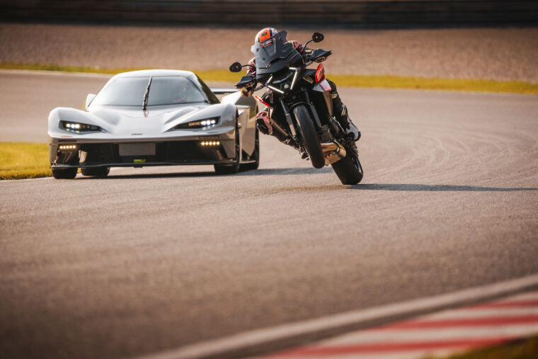 KTM-1390-Super-Duke-GT-2025-accion20