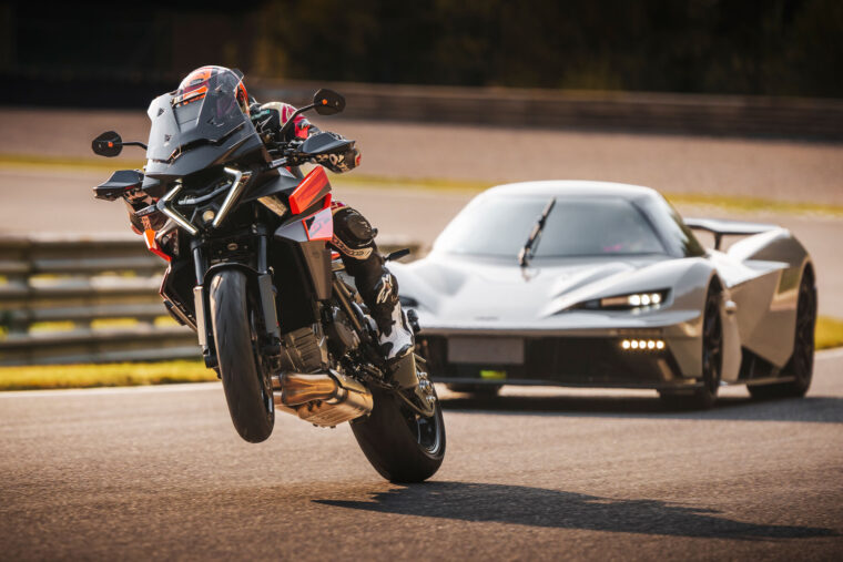 KTM-1390-Super-Duke-GT-2025-accion21
