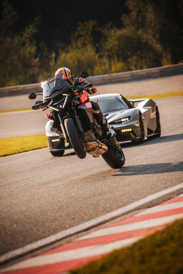 KTM-1390-Super-Duke-GT-2025-accion22