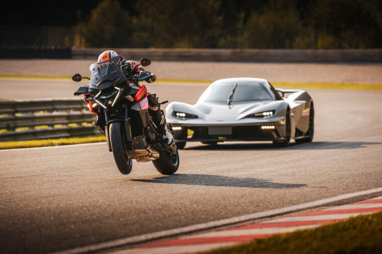 KTM-1390-Super-Duke-GT-2025-accion23