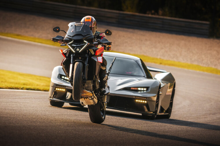 KTM-1390-Super-Duke-GT-2025-accion24