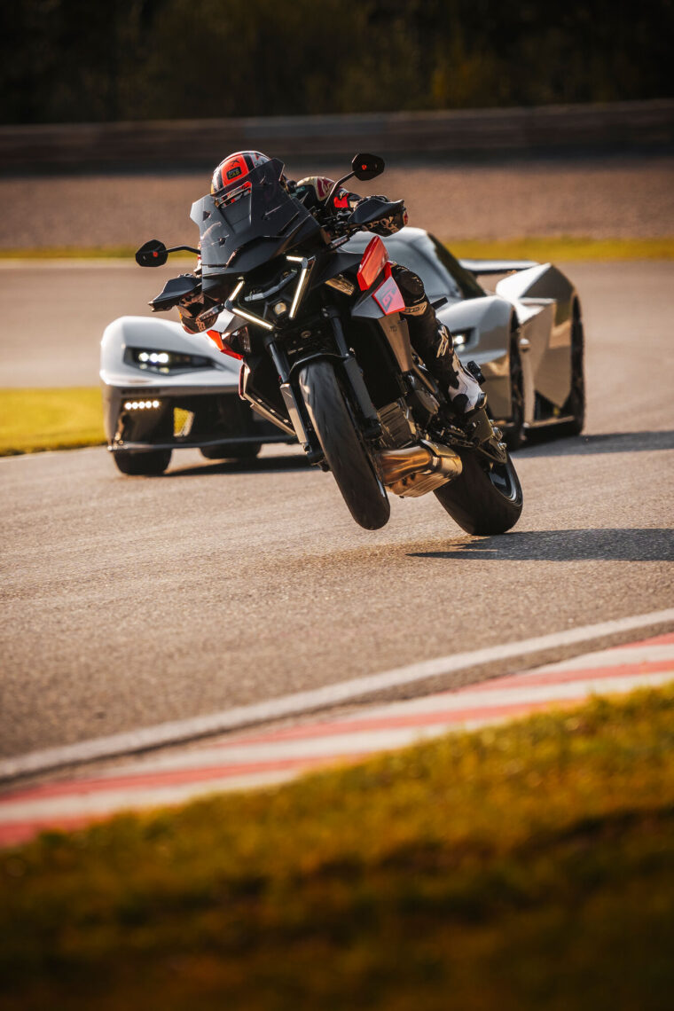 KTM-1390-Super-Duke-GT-2025-accion25
