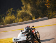 KTM 1390 Super Duke GT 2025 accion26