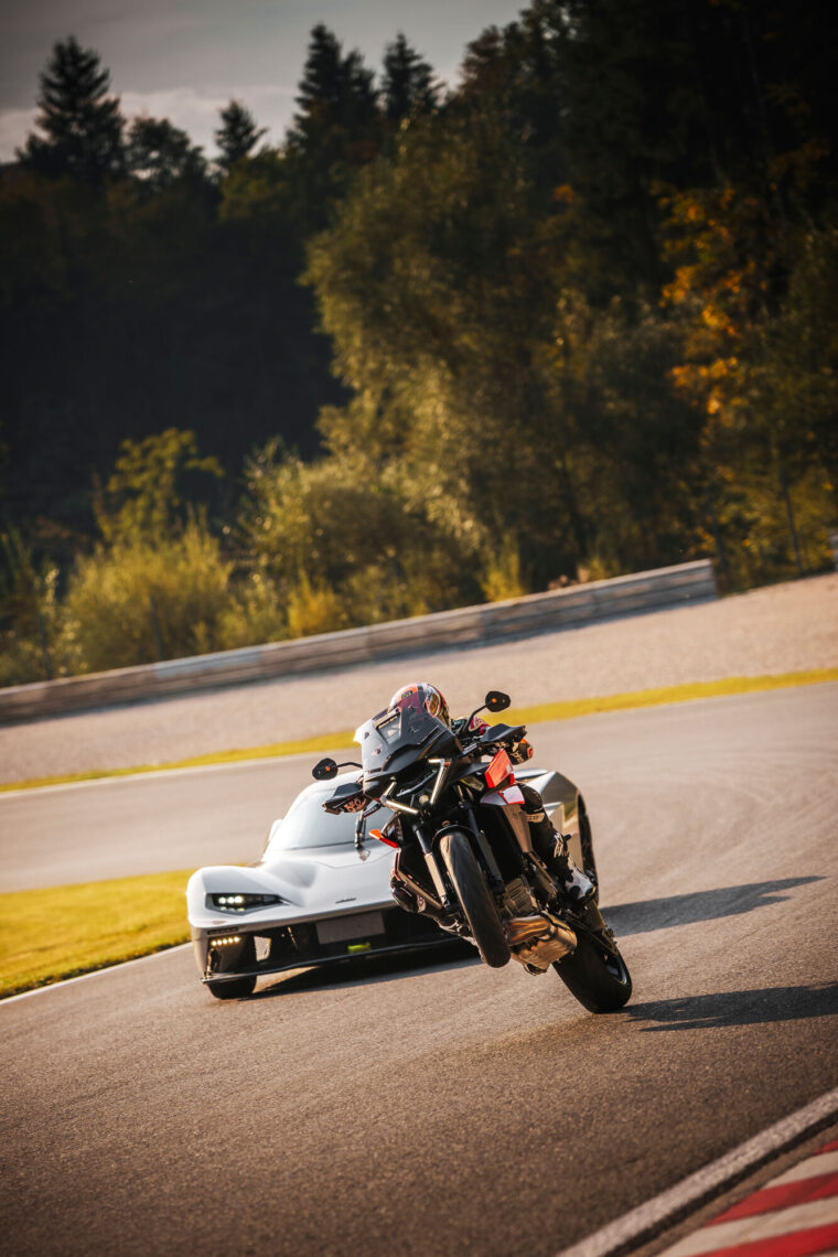 KTM-1390-Super-Duke-GT-2025-accion26