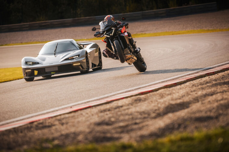 KTM-1390-Super-Duke-GT-2025-accion27