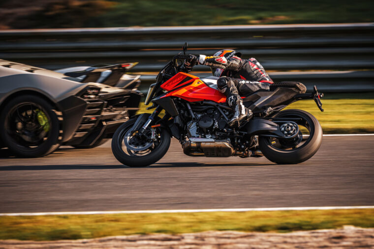 KTM-1390-Super-Duke-GT-2025-accion29