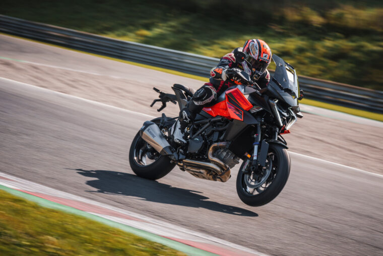 KTM-1390-Super-Duke-GT-2025-accion3