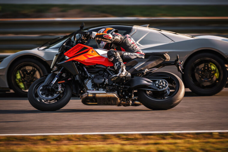 KTM-1390-Super-Duke-GT-2025-accion30