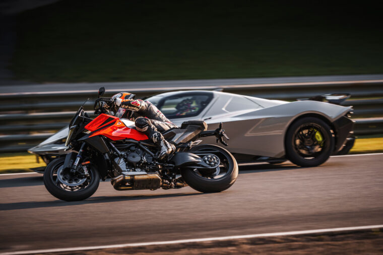 KTM-1390-Super-Duke-GT-2025-accion31