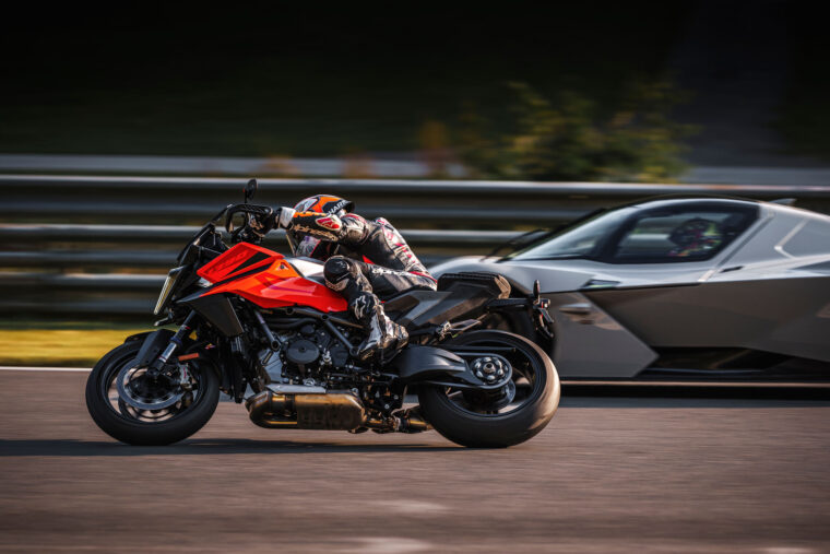 KTM-1390-Super-Duke-GT-2025-accion32