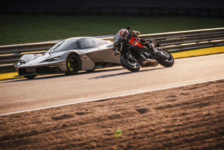 KTM-1390-Super-Duke-GT-2025-accion33