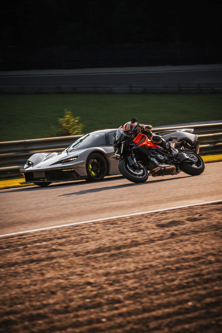 KTM-1390-Super-Duke-GT-2025-accion34