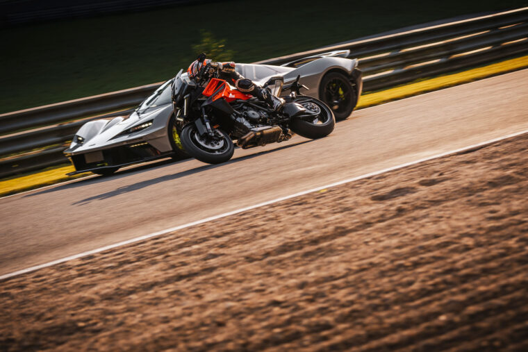 KTM-1390-Super-Duke-GT-2025-accion35