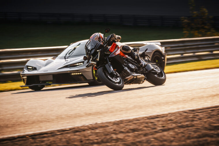 KTM-1390-Super-Duke-GT-2025-accion36