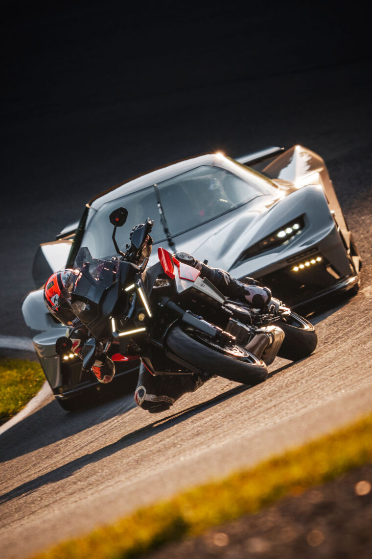 KTM-1390-Super-Duke-GT-2025-accion39