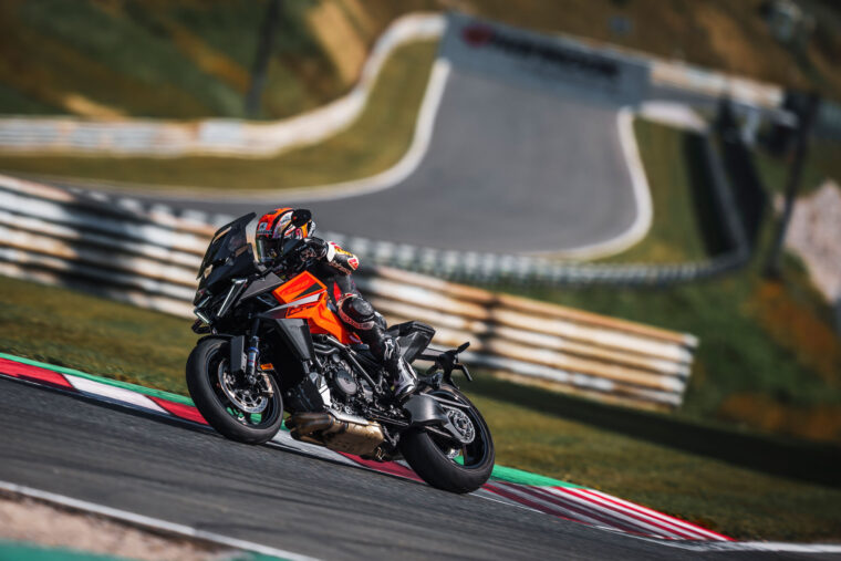 KTM-1390-Super-Duke-GT-2025-accion4
