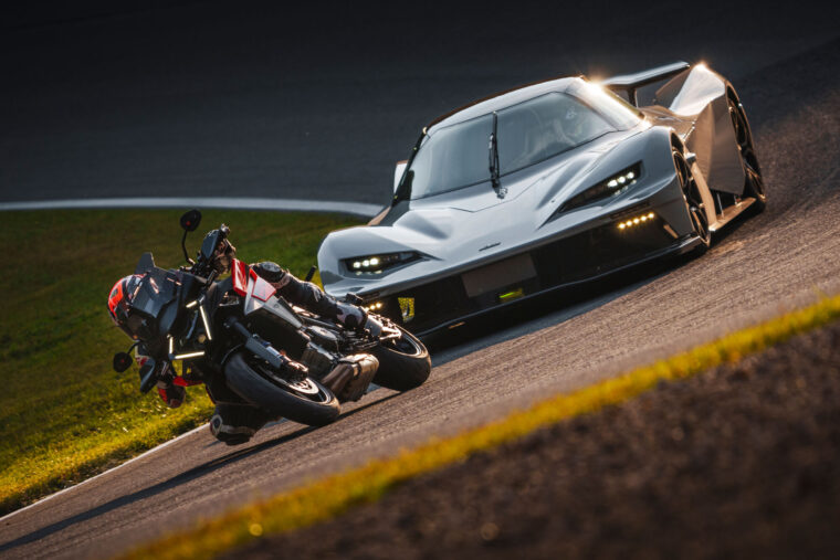 KTM-1390-Super-Duke-GT-2025-accion40