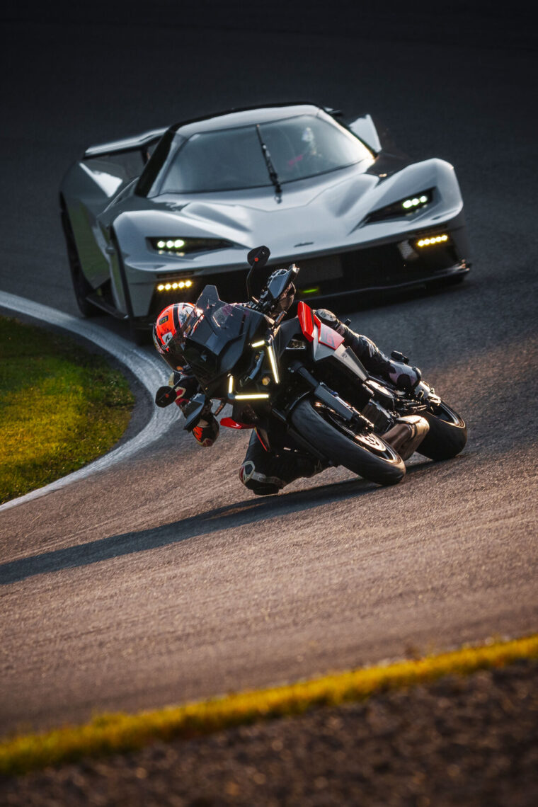 KTM-1390-Super-Duke-GT-2025-accion41