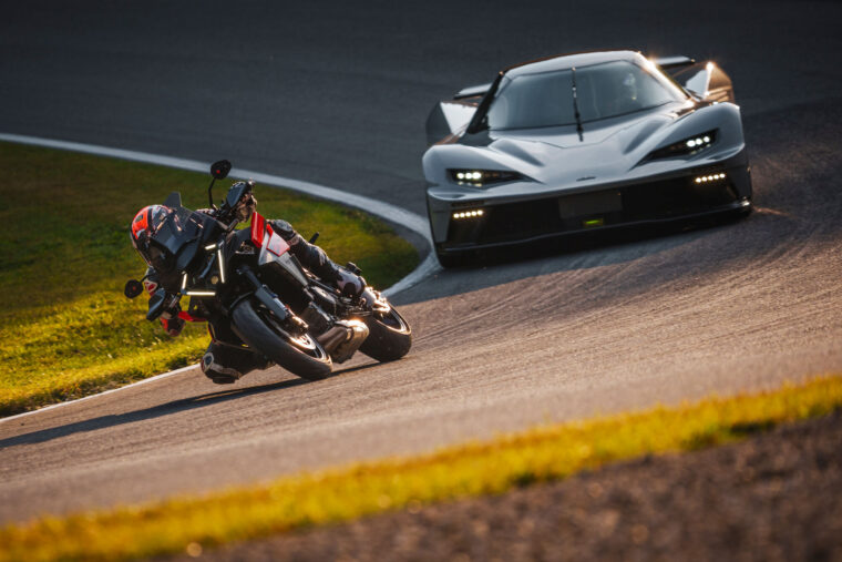 KTM-1390-Super-Duke-GT-2025-accion42