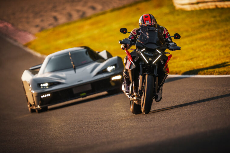 KTM-1390-Super-Duke-GT-2025-accion43