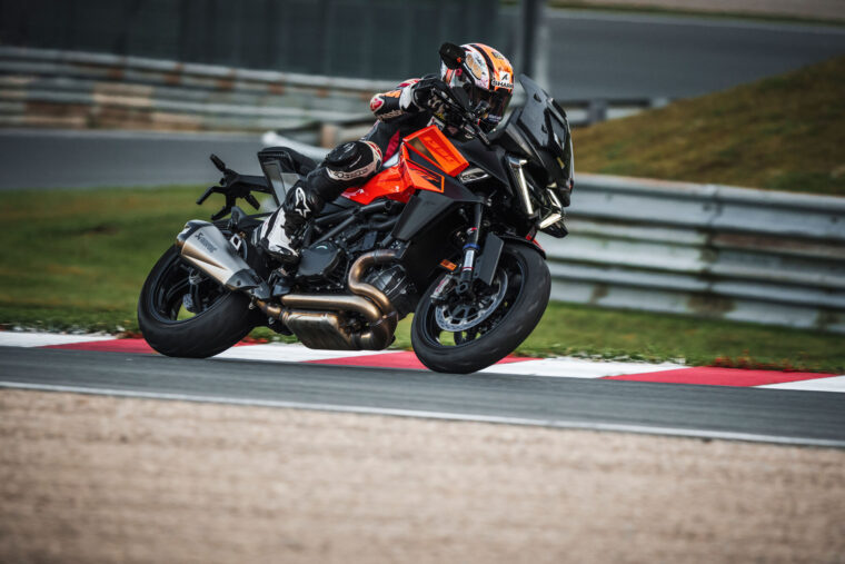 KTM-1390-Super-Duke-GT-2025-accion44