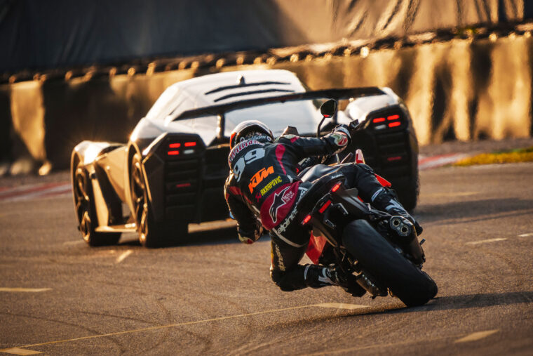 KTM-1390-Super-Duke-GT-2025-accion45