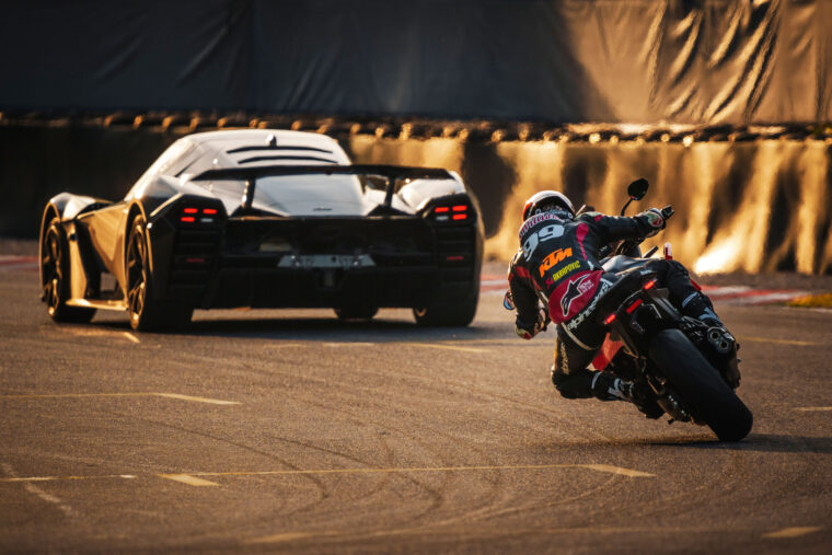 KTM-1390-Super-Duke-GT-2025-accion46