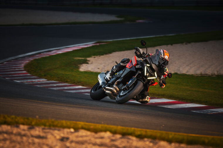 KTM-1390-Super-Duke-GT-2025-accion47