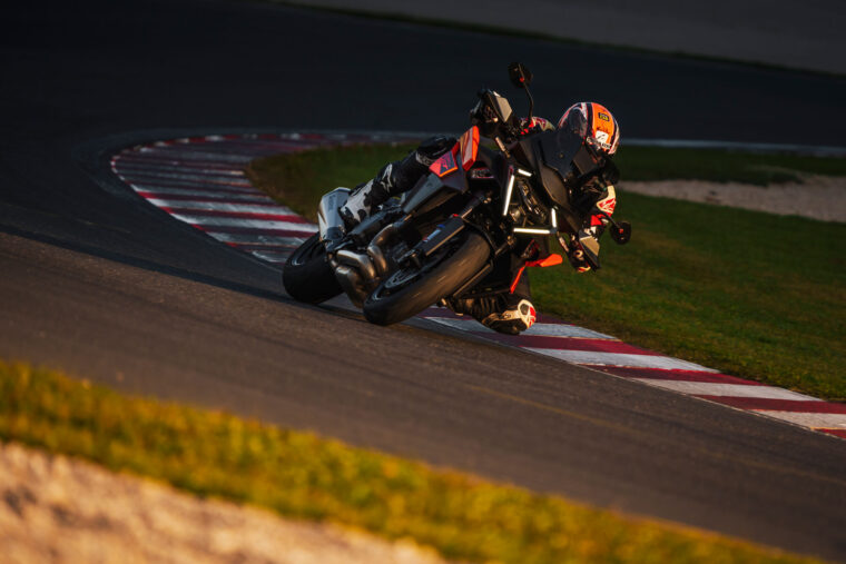 KTM-1390-Super-Duke-GT-2025-accion48