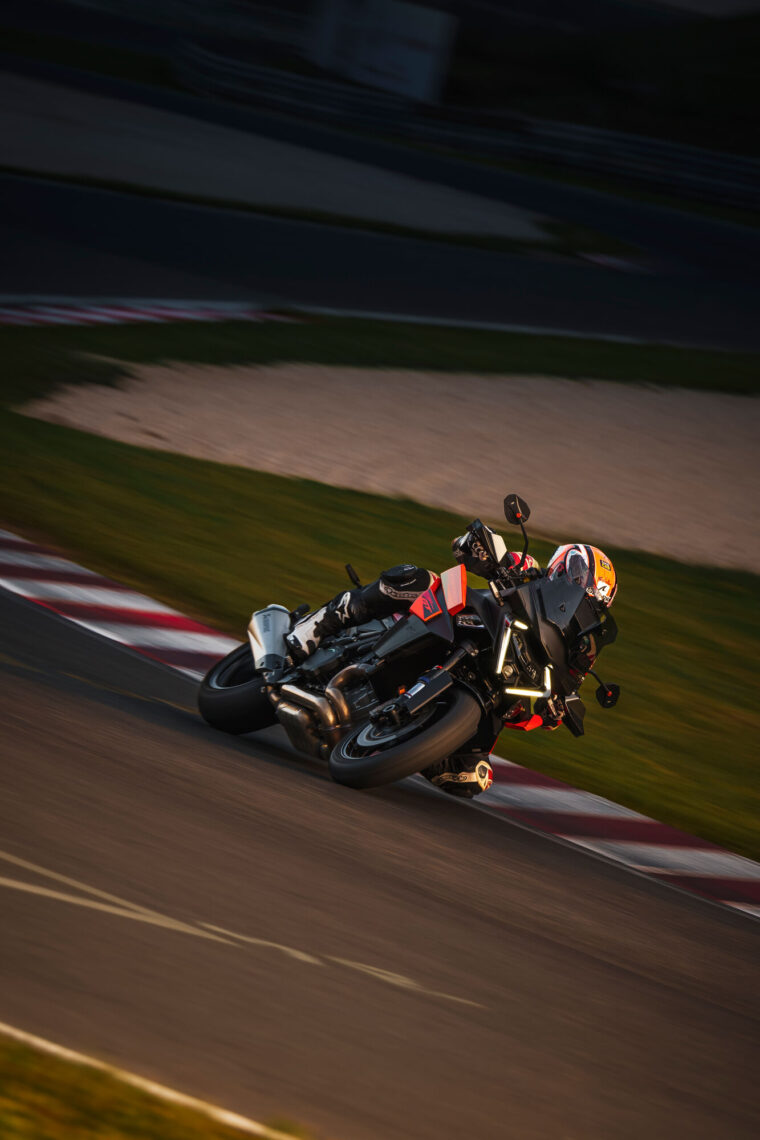 KTM-1390-Super-Duke-GT-2025-accion49