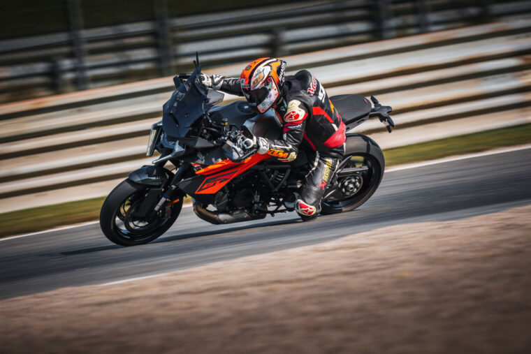 KTM-1390-Super-Duke-GT-2025-accion5