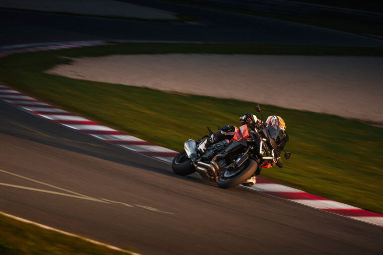 KTM-1390-Super-Duke-GT-2025-accion50