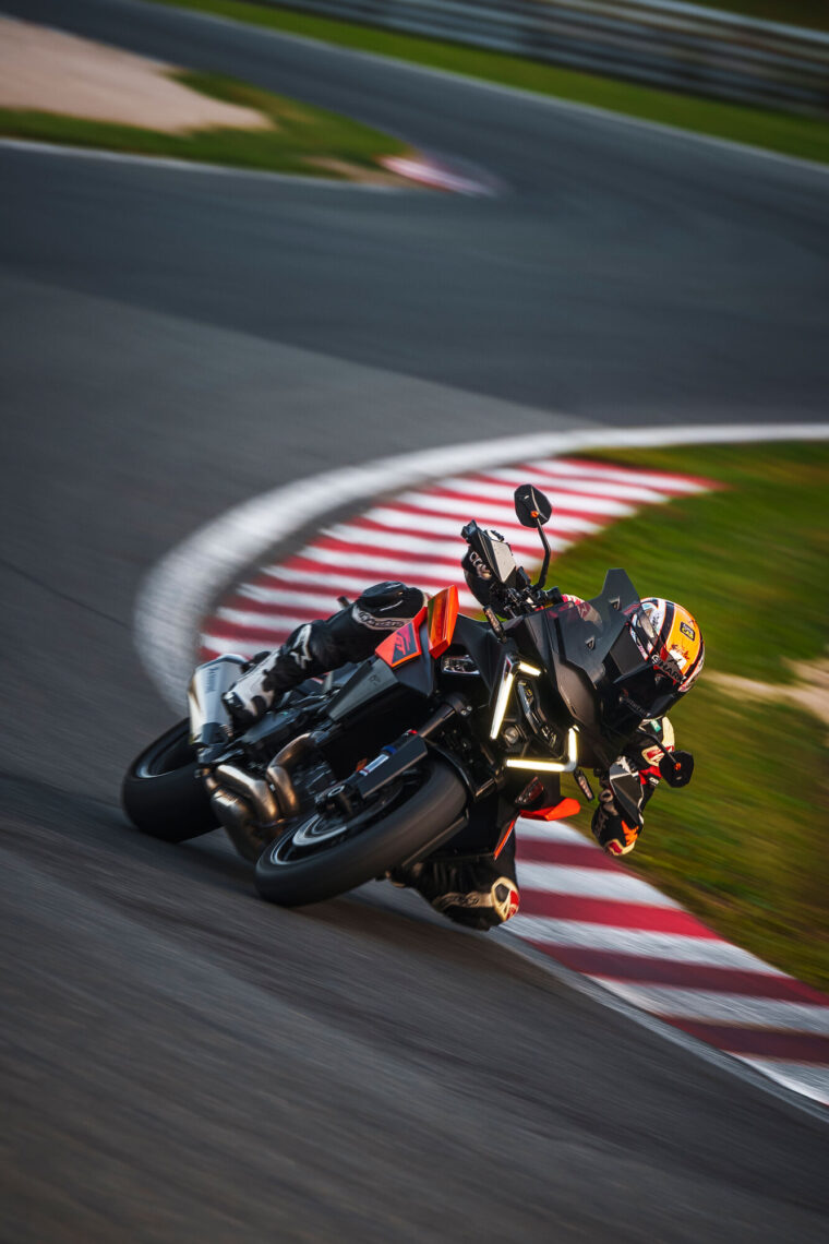 KTM-1390-Super-Duke-GT-2025-accion51